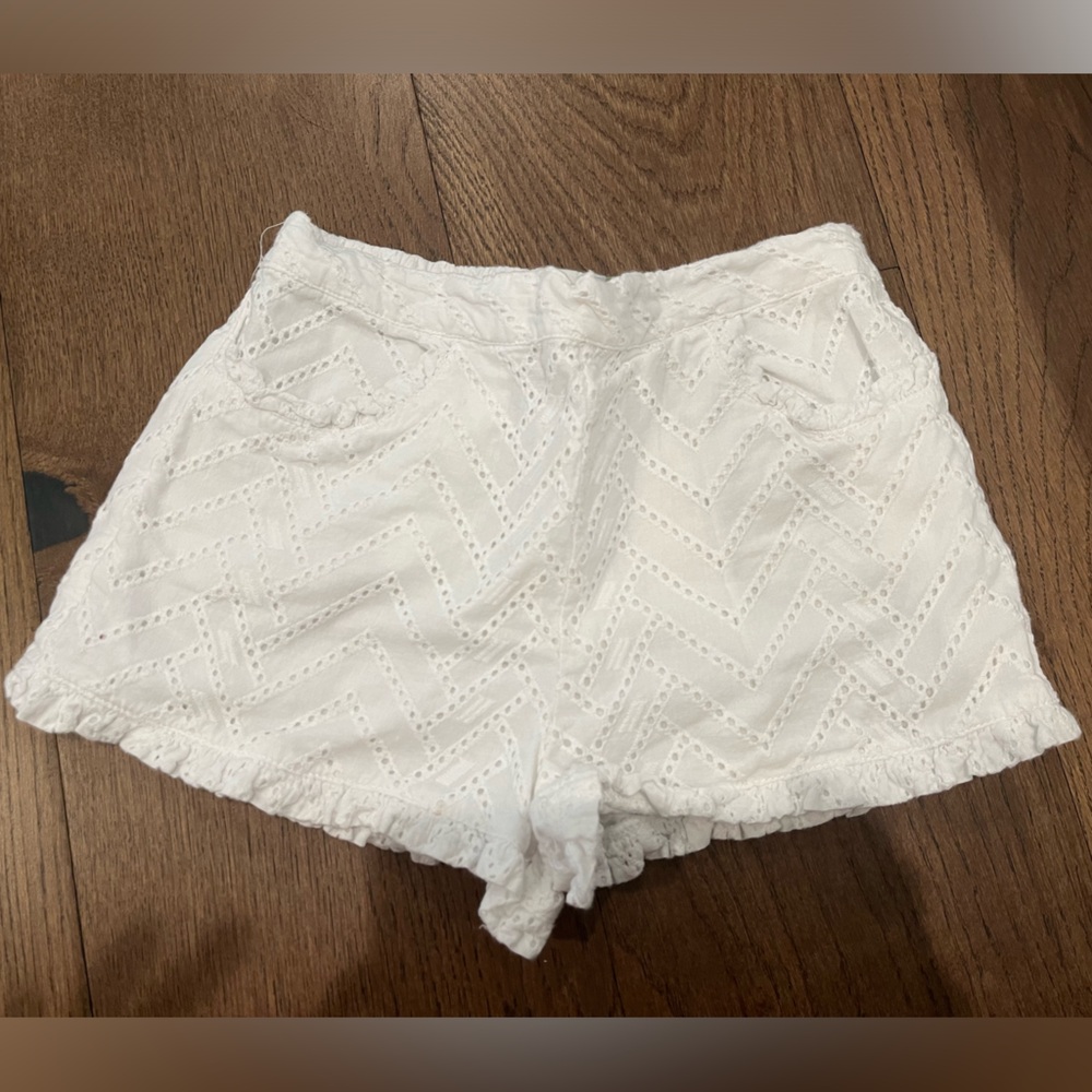 Girls adorable white eyelet shorts!